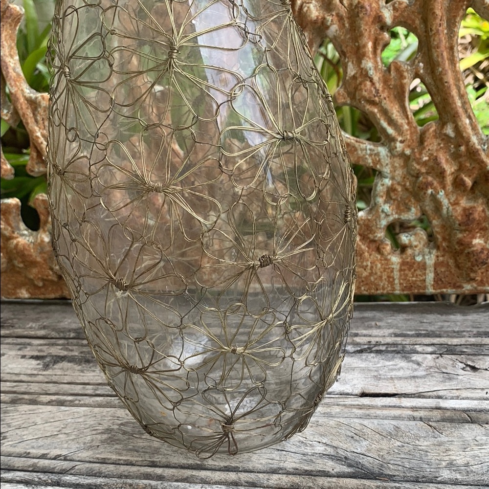 Elegant Glass Vase with Gold Wire Floral Print - Picture 5 of 12